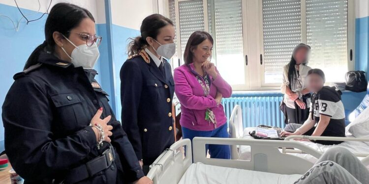 Vibo. Poliziotti in visita al reparto di Pediatria dello “Jazzolino”: consegnati regali ai piccoli pazienti