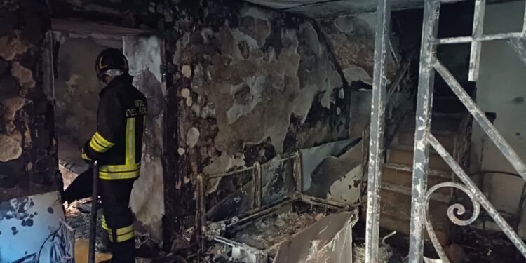 A fuoco un’abitazione nel Vibonese: due le persone rimaste ustionate in varie parti del corpo – Foto