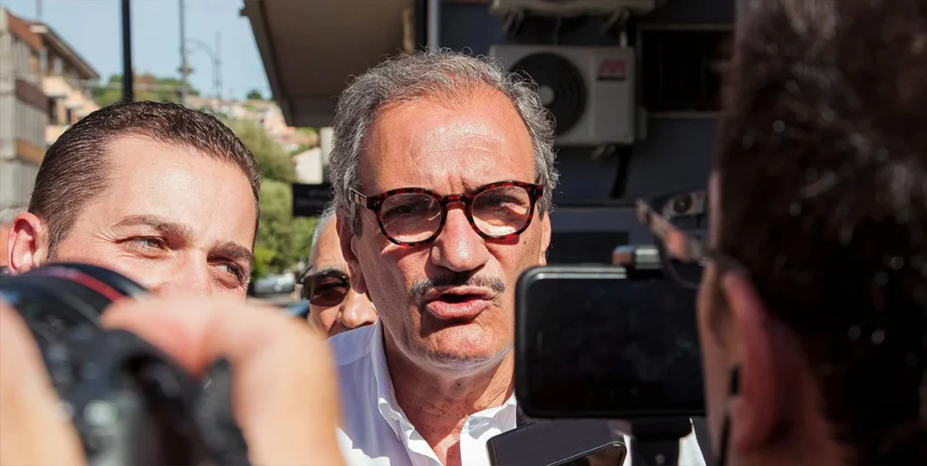 Il sindaco di Vibo Valentia Enzo Romeo intervistato dai giornalisti (foto Tonio Verilio)
