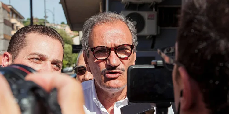 Il sindaco di Vibo Valentia Enzo Romeo intervistato dai giornalisti (foto Tonio Verilio)