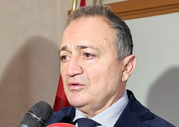 Il questore Rodolfo Ruperti mentre risponde alle domande dei giornalisti
