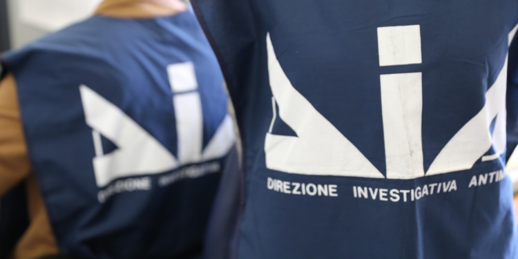 Sovrafatturazioni e appalti in Calabria: scoperchiato il sistema di una cosca di 'ndrangheta, operazione della Dia
