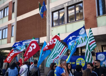 Una manifestazione dei precari della sanità a Vibo di fronte all'Asp