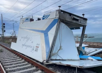 Un'immagine dei danni provocati dal maltempo in Calabria sulla rete ferroviaria