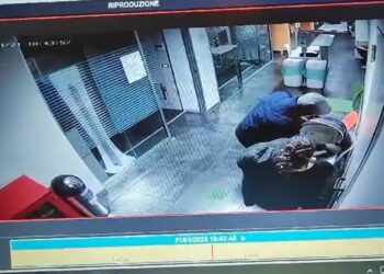 Un fotogramma che immortala il momento in cui la neonata è stata rapita a Cosenza