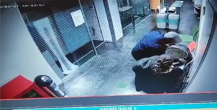 Un fotogramma che immortala il momento in cui la neonata è stata rapita a Cosenza