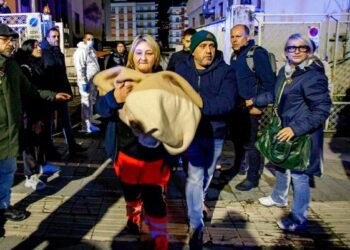 La bambina rapita a Cosenza mentre, avvolta dalle coperte, arriva in ospedale