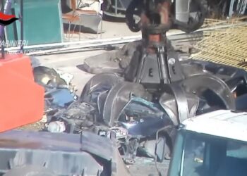 Un fotogramma del video raccolto dai carabinieri: le auto venivano imbottite di rifiuti speciali