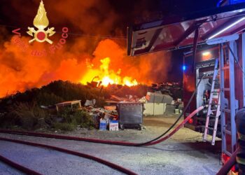 Incendio in una discarica abusiva a Catanzaro: «Un atto criminale»