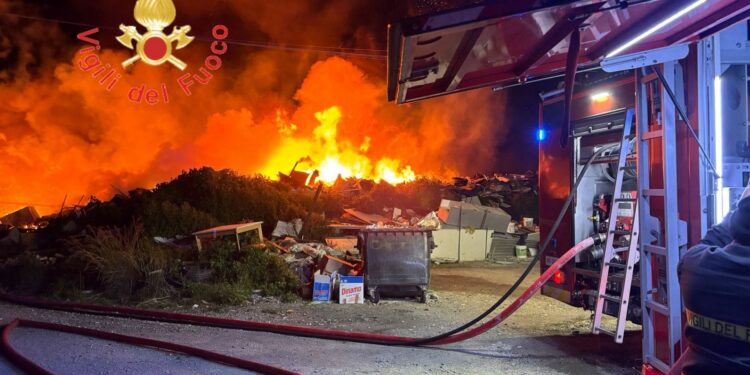 Incendio in una discarica abusiva a Catanzaro: «Un atto criminale»