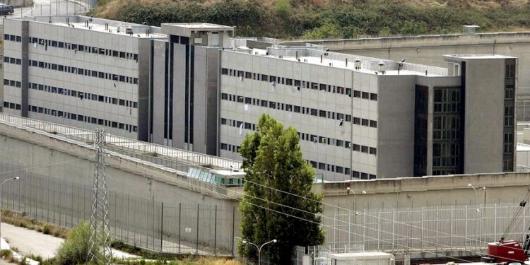 Cellulari nascosti in un pallone e destinati ai detenuti in Calabria, giovanissimi nei guai