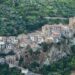 Una veduta dall'alto di Oriolo, il borgo calabrese indicato da Visit Italy come meta da non perdere