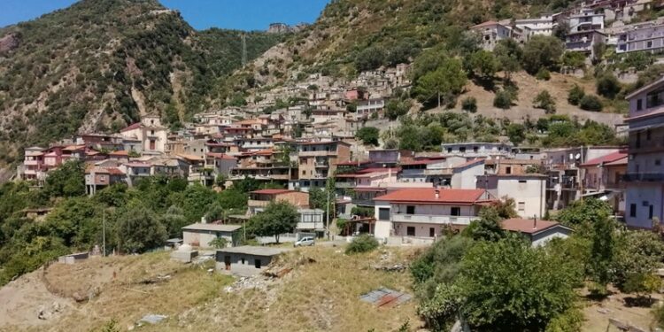 Ex sindaco arrestato in Calabria, gravi illeciti nella gestione di impianti sportivi e aree mercatali