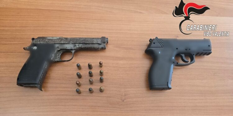Scoperte armi e munizioni in due centri del Vibonese: i carabinieri arrestano tre persone