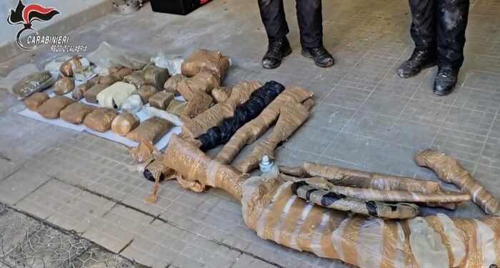 Scoperto arsenale in Calabria, i carabinieri sequestrano armi da guerra e tritolo