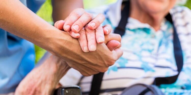 Caregiver, l’Ambito di Vibo pubblica l’Avviso per la concessione di contributi a chi assiste un familiare