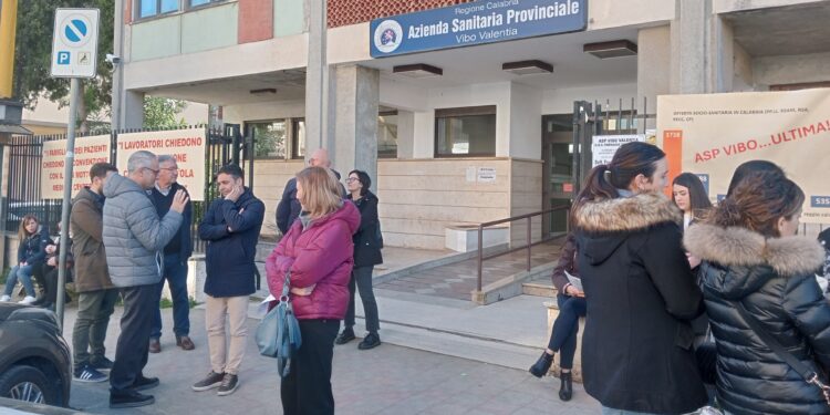 Sanità, tutti uniti per salvare il “Don Mottola” di Drapia. È sempre protesta davanti la sede dell’Asp