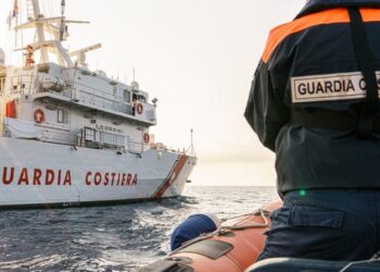 Nave fermata in un porto calabrese, gravi irregolarità a bordo