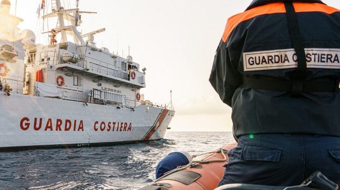 Nave fermata in un porto calabrese, gravi irregolarità a bordo