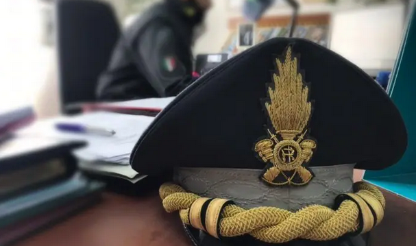 Il cappello della Guardia di finanza, con il simbolo delle Fiamme Gialle
