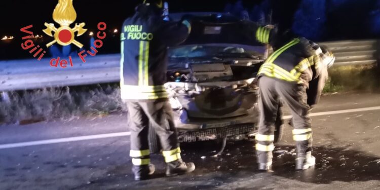 Tragico incidente nel Crotonese: un morto e un ferito grave nello scontro tra due auto