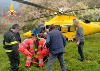 Esce per una escursione nel Catanzarese ma scivola e si frattura le gambe: salvato dai Vigili del Fuoco
