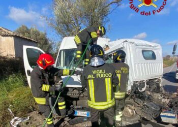 Incidente sulla provinciale 17 del Vibonese: scontro tra un furgone e un mezzo della nettezza urbana