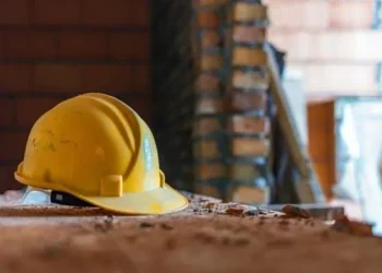 Immagine di un cantiere con un casco per dire quanto sia importante la sicurezza per evitare un altro operaio morto sul lavoro