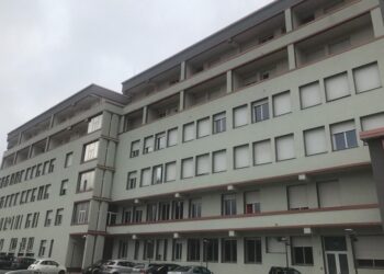 Ospedale “San Bruno”. La minoranza contro il sindaco: «Complice dello smantellamento, ora si accorge»