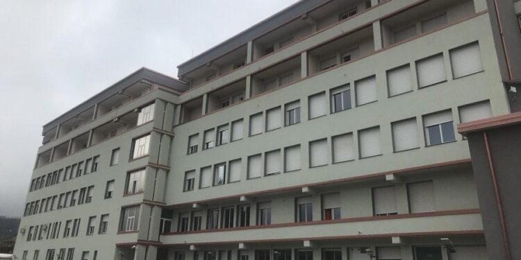 Ospedale “San Bruno”. La minoranza contro il sindaco: «Complice dello smantellamento, ora si accorge»