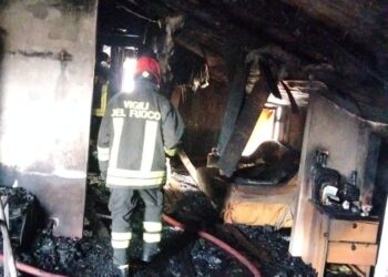 Mansarda va a fuoco nel Vibonese: interessata una palazzina a tre piani