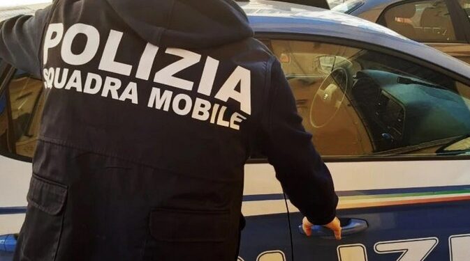 Un agente della Squadra Mobile della Polizia di Stato