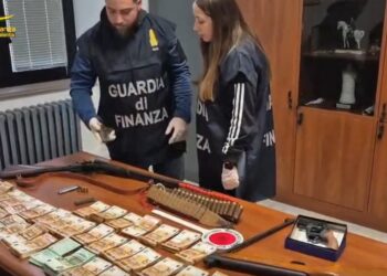 Il materiale sequestrato durante l'operazione delle Fiamme Gialle a Tropea