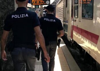Passeggero senza biglietto aggredisce a Gioia Tauro la capotreno: indaga la Polfer