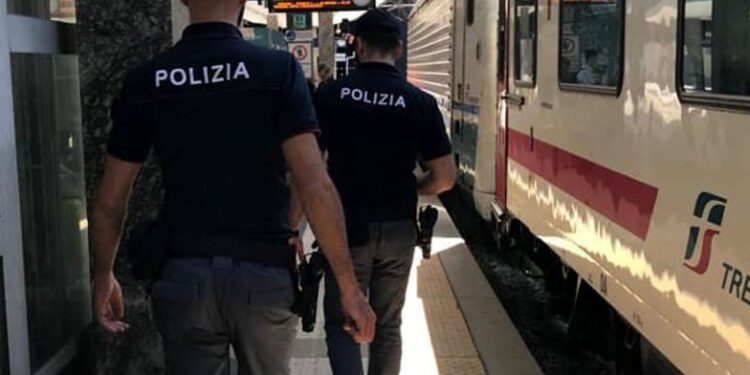 Passeggero senza biglietto aggredisce a Gioia Tauro la capotreno: indaga la Polfer