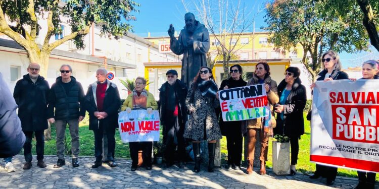 Sanità. Il grido di Città Attiva davanti all’ospedale Jazzolino: «Ai vibonesi diciamo di lottare» – Foto
