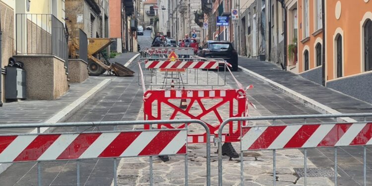 Vibo. Nuovo intervento in Via Scesa del Gesù: operai a lavoro per il rispristino del manto stradale