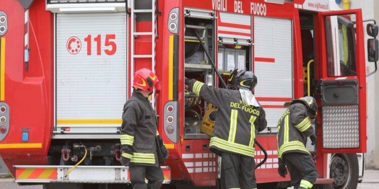 Smottamento travolge auto nel Vibonese, conducente bloccato nell’abitacolo