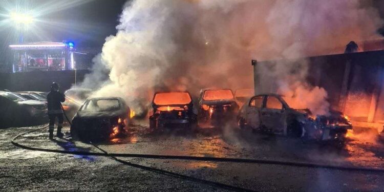 Rogo pauroso a Vibo Valentia, in fiamme dieci auto e due cassoni per la raccolta rifiuti