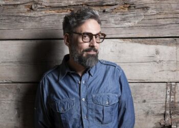 Una immagine di Dario Brunori, in arte Brunori Sas. Il cantautore calabrese è pronto per il Festival di Sanremo 2025