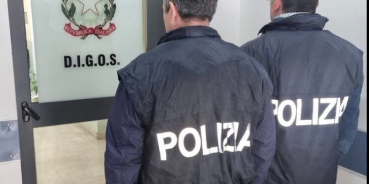 In foto due agenti della Digos
