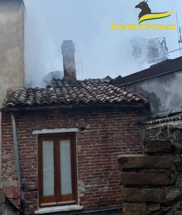 Una immagine del rogo a San Giovanni in Fiore. Due ragazzi sono stati salvati da finanzieri e vigili del fuoco