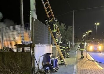 I vigili in azione a Lamezia sul luogo dell'incendio