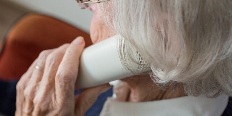 Nell'immagine una anziana al telefono