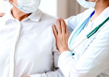 Nella foto ci sono un medico ed un paziente
