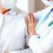 Nella foto ci sono un medico ed un paziente