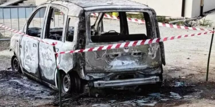 L'auto della polizia municipale carbonizzata dall'incendio a San Lorenzo del Vallo