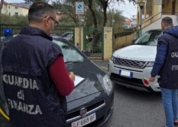 I militari della guardia di finanza impegnati nel sequestro a Cosenza