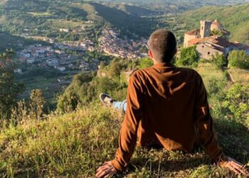 Una foto di Lorenzo Pataro di spalle che guarda il panorama