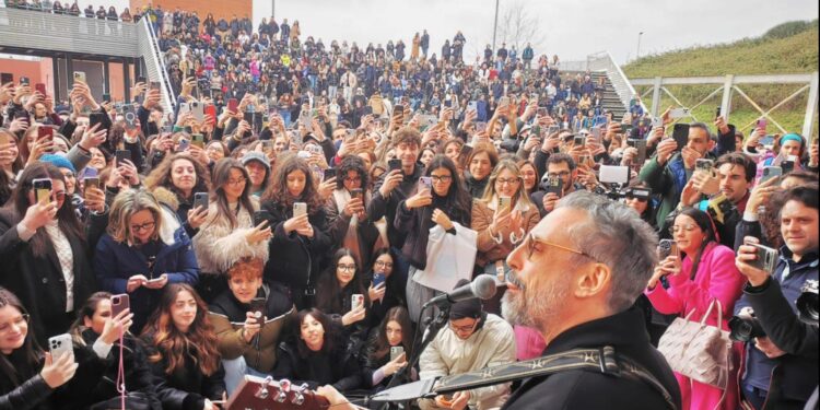 Dario Brunori mentre canta all'Unical di ritorno dall'esperienza a Sanremo
